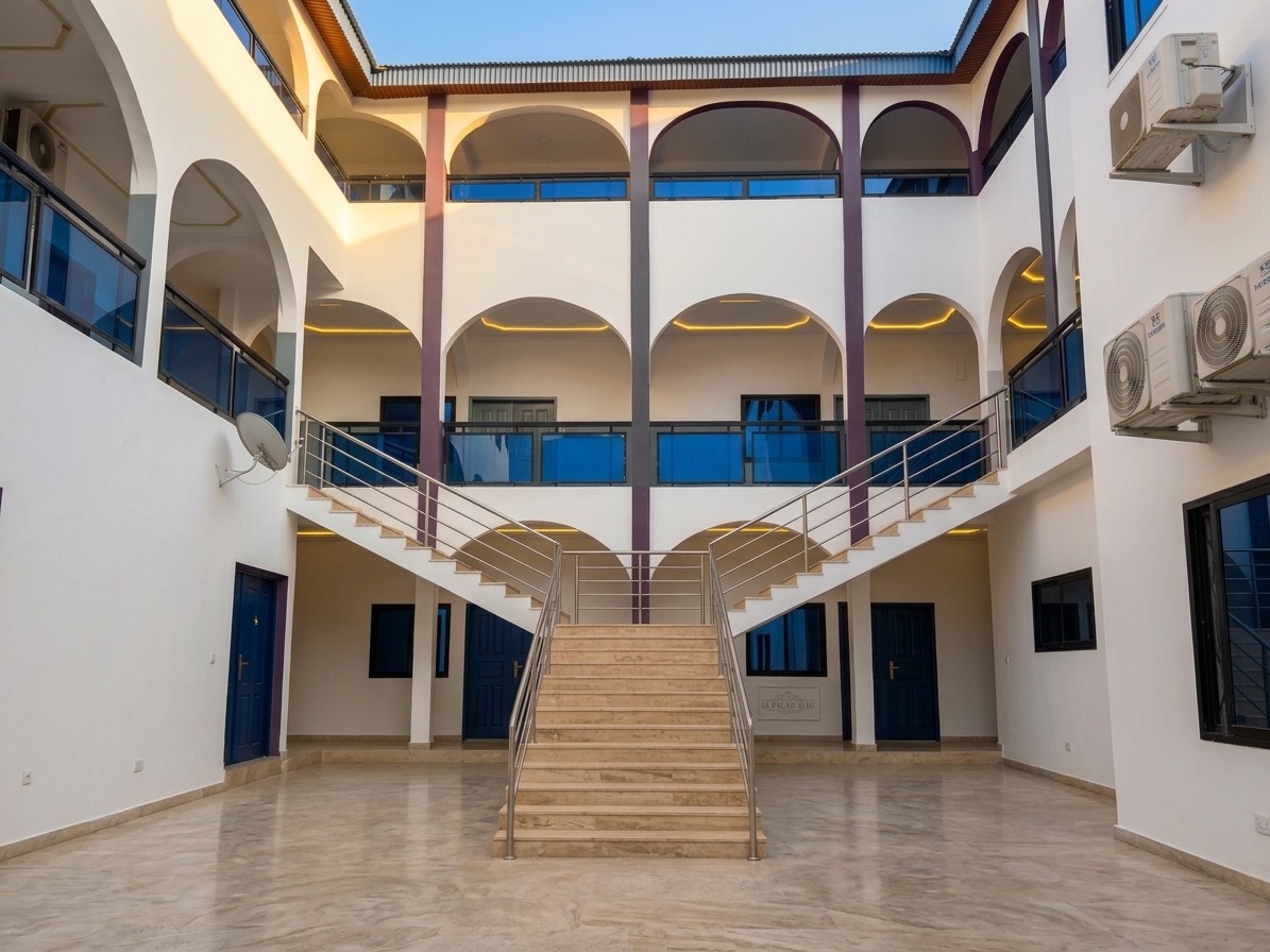 Visuel d’illustration : Patio du campus de Bondoukou, avec ses galeries et son escalier central